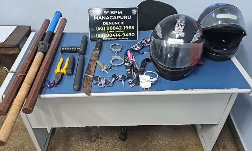 Objetos apreendidos pela polícia: capacetes, armas brancas, chaves, algemas e outros itens em Manacapuru.