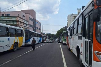Ônibus parados em Manaus após fim de greve.