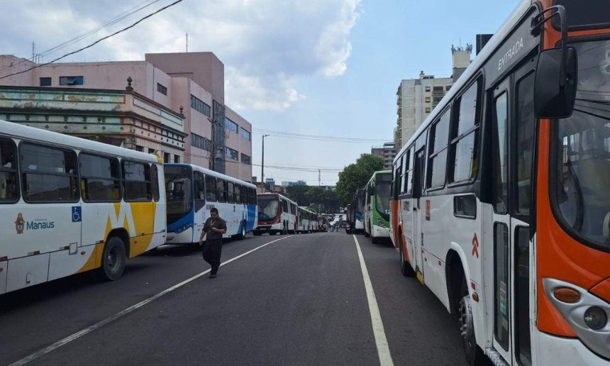 Ônibus parados em Manaus após fim de greve.