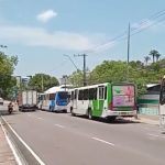 Ônibus parados em via pública devido à paralisação do transporte coletivo na capital.