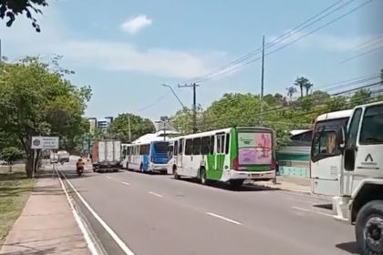 Ônibus parados em via pública devido à paralisação do transporte coletivo na capital.