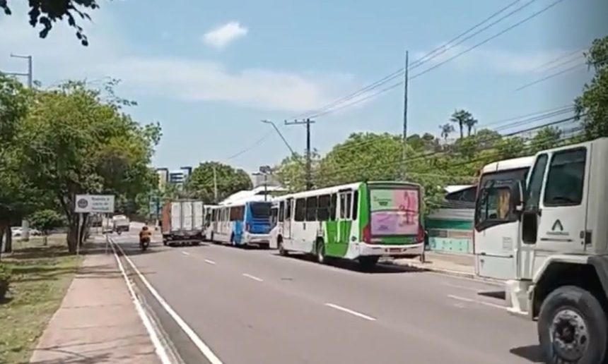 Ônibus parados em via pública devido à paralisação do transporte coletivo na capital.