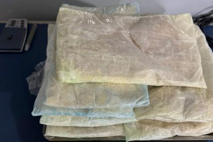 Pacotes de drogas apreendidas em flagrante.