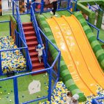 Parque infantil temático do Sonic com escorregador e piscina de bolinhas.
