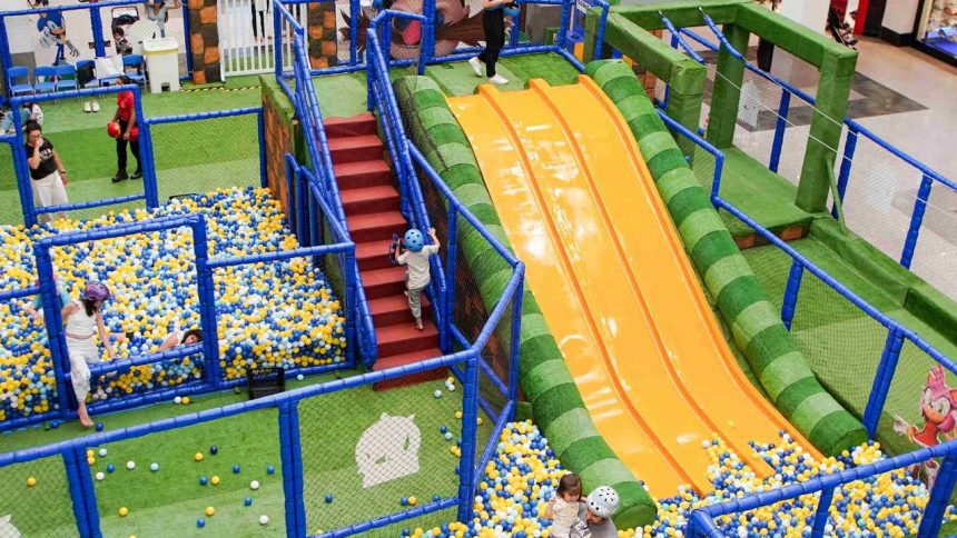 Parque infantil temático do Sonic com escorregador e piscina de bolinhas.