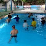 Pessoas com autismo em piscina, participando de projeto esportivo da Apae em Manaus