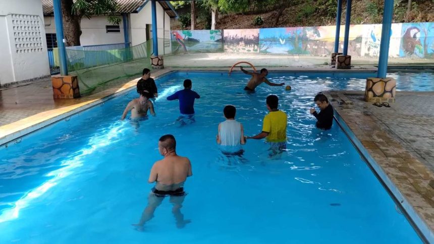 Pessoas com autismo em piscina, participando de projeto esportivo da Apae em Manaus