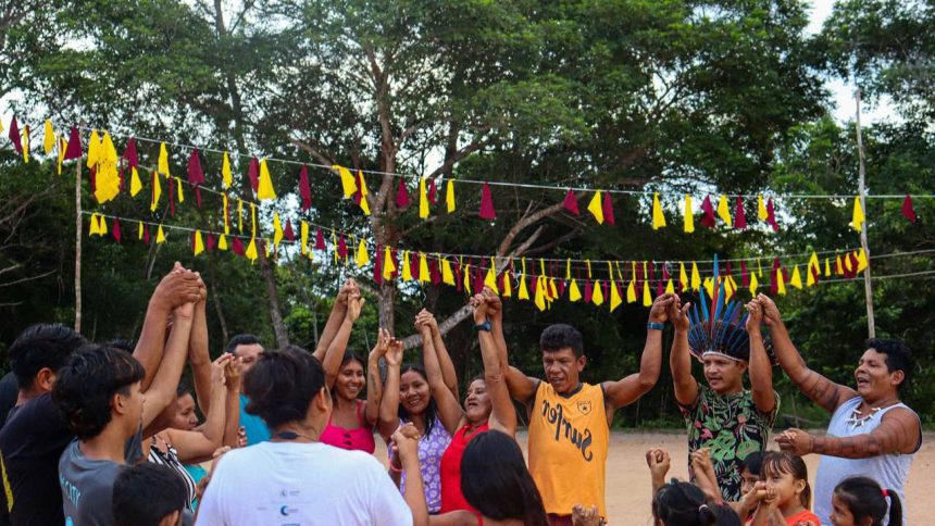 Pessoas de mãos dadas em celebração com decoração festiva ao fundo