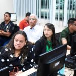 Pessoas em aula de informática, participando de curso gratuito da Escola do Legislativo Vereadora Léa Alencar Antony.