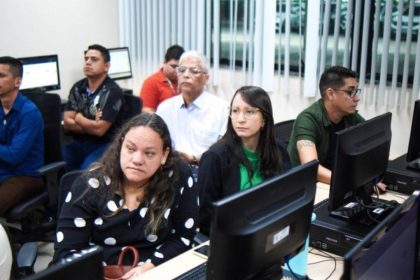 Pessoas em aula de informática, participando de curso gratuito da Escola do Legislativo Vereadora Léa Alencar Antony.