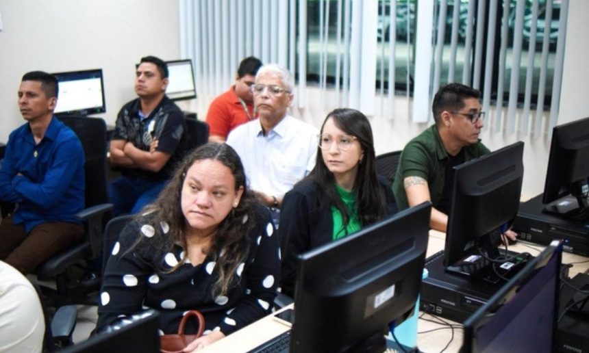 Pessoas em aula de informática, participando de curso gratuito da Escola do Legislativo Vereadora Léa Alencar Antony.