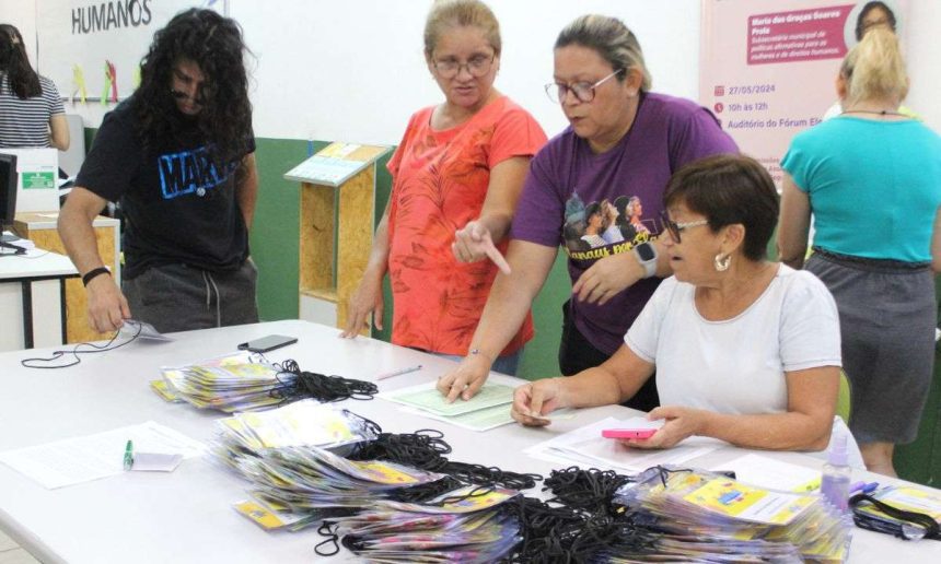 Pessoas em evento recebendo pulseiras, com informações sobre o festival e a data 27/05/2024.