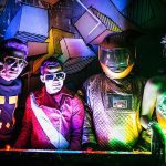 Pessoas em trajes futuristas em um evento techno brega em Manaus.