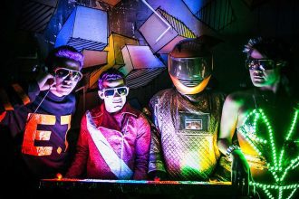 Pessoas em trajes futuristas em um evento techno brega em Manaus.