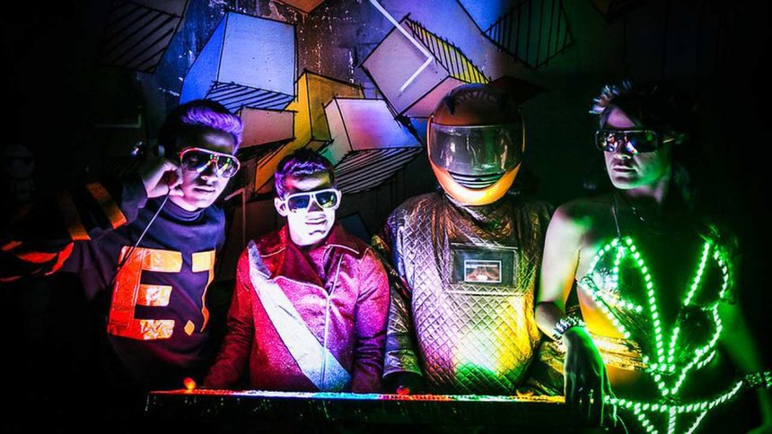 Pessoas em trajes futuristas em um evento techno brega em Manaus.