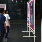 Pessoas observando fotos na exposição Olhares da Amazônia em Manaus.