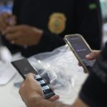Polícia apreende celulares roubados em operação.