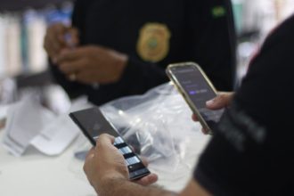 Polícia apreende celulares roubados em operação.