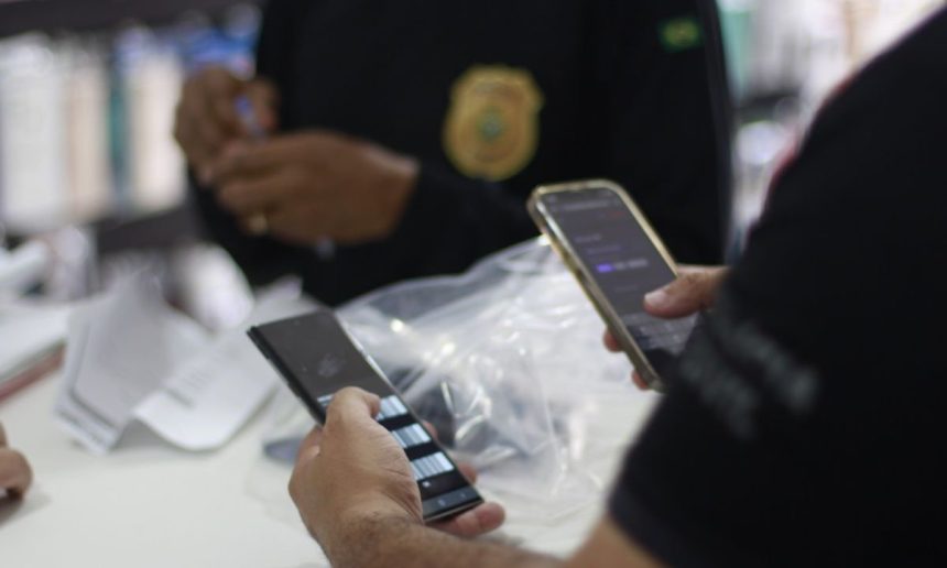 Polícia apreende celulares roubados em operação.