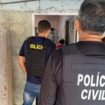 Polícia Civil em ação durante operação de cumprimento de mandados de prisão.