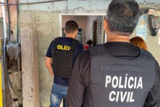 Polícia Civil em ação durante operação de cumprimento de mandados de prisão.