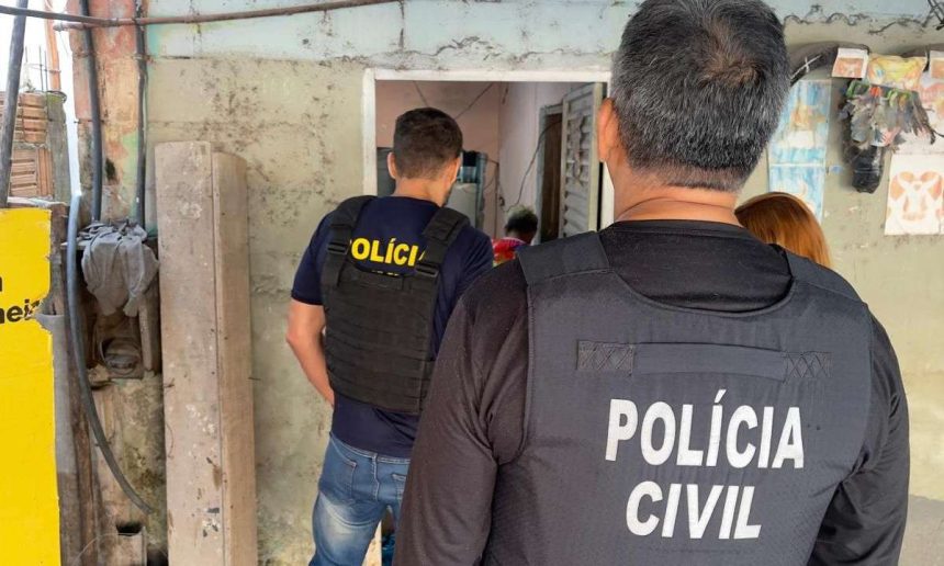 Polícia Civil em ação durante operação de cumprimento de mandados de prisão.