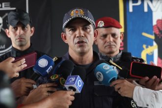 Polícia em coletiva de imprensa sobre apreensão de drogas no Amazonas