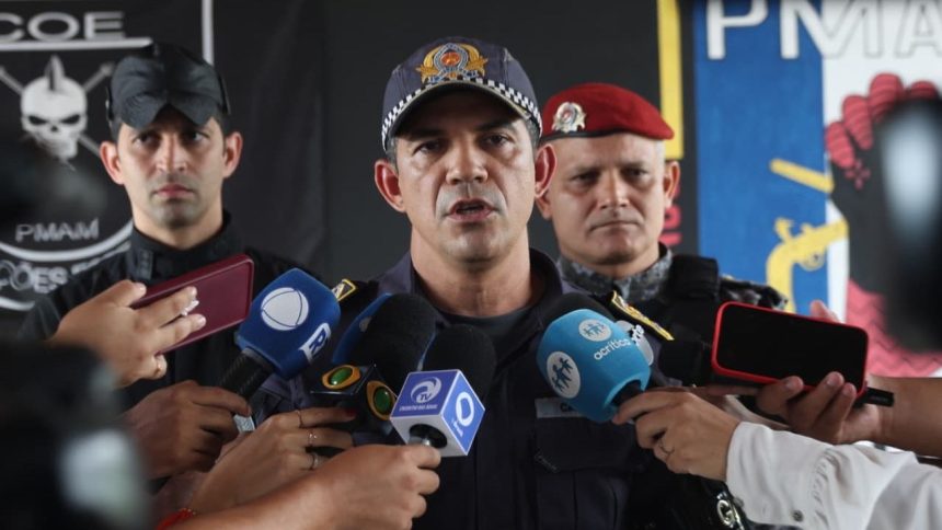 Polícia em coletiva de imprensa sobre apreensão de drogas no Amazonas