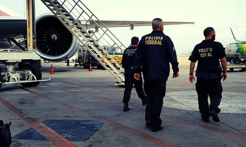 Policiais federais em ação em um aeroporto, com avião ao fundo.