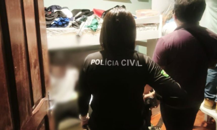 Policial com camisa preta com a escrita 'Polícia Civil' em uma investigação.