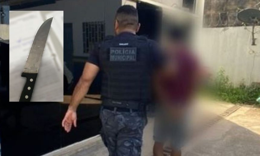 Policial com colete da Polícia Municipal prendendo homem com faca em cena.