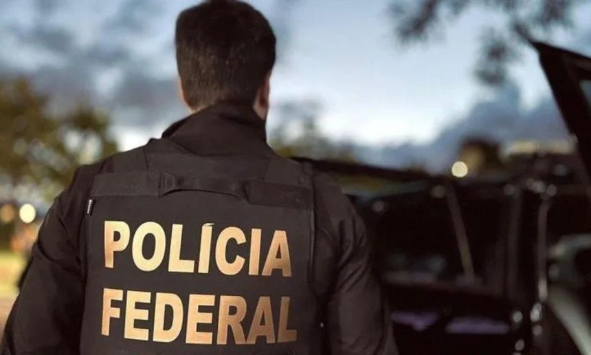 Policial federal com colete da Polícia Federal em operação.