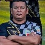 Policial militar em campo de futebol, possivelmente antes de falecer.