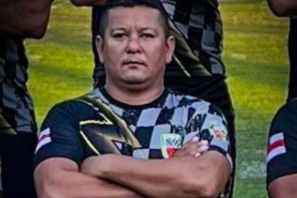 Policial militar em campo de futebol, possivelmente antes de falecer.