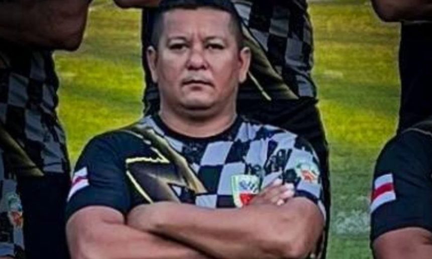 Policial militar em campo de futebol, possivelmente antes de falecer.