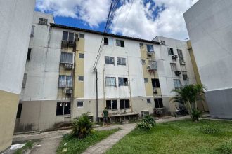 Prédio residencial no programa Viver Melhor, com sinais de falta d'água e possível multa.
