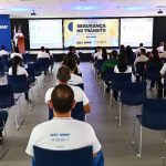 Seminário de Segurança no Trânsito do SEST SENAT em Manaus, com público assistindo a uma apresentação.