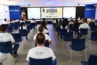 Seminário de Segurança no Trânsito do SEST SENAT em Manaus, com público assistindo a uma apresentação.