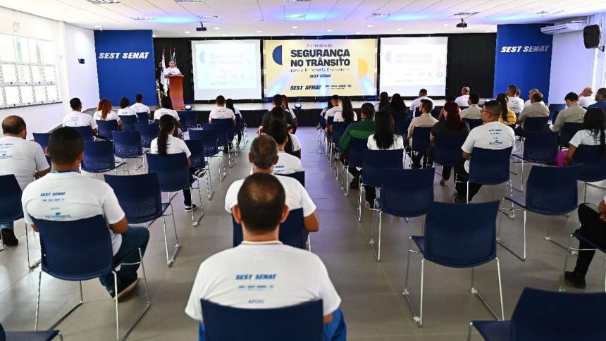 Seminário de Segurança no Trânsito do SEST SENAT em Manaus, com público assistindo a uma apresentação.