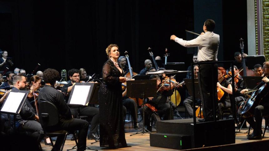 Soprano Ludmilla Bauerfeldt se apresenta no Teatro Amazonas com orquestra.