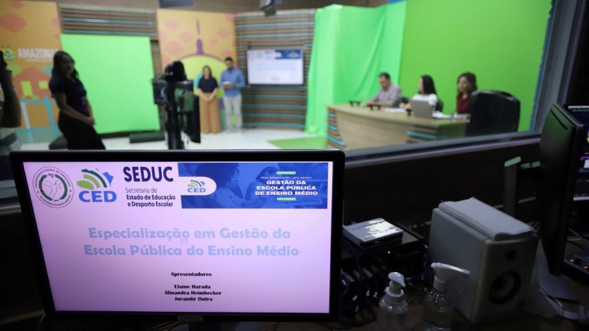 Tela de computador com informações sobre pós-graduação em gestão escolar da Seduc-AM.
