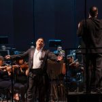 Tenor se apresentando em concerto com orquestra durante o Encontro de Tenores do Brasil em Manaus
