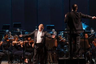 Tenor se apresentando em concerto com orquestra durante o Encontro de Tenores do Brasil em Manaus