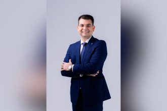 Thiago Nobre Rosas, defensor público e professor, em foto promocional.