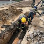 Trabalhadores da Águas de Manaus em obra de reparo, com equipamentos de segurança.