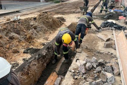 Trabalhadores da Águas de Manaus em obra de reparo, com equipamentos de segurança.