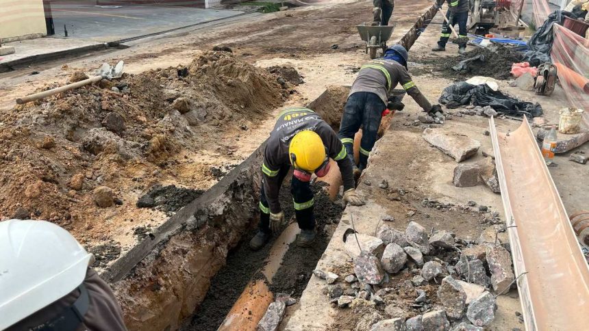 Trabalhadores da Águas de Manaus em obra de reparo, com equipamentos de segurança.