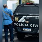 Veículo da Polícia Civil no local de prisão em Manaus.