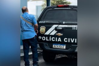 Veículo da Polícia Civil no local de prisão em Manaus.