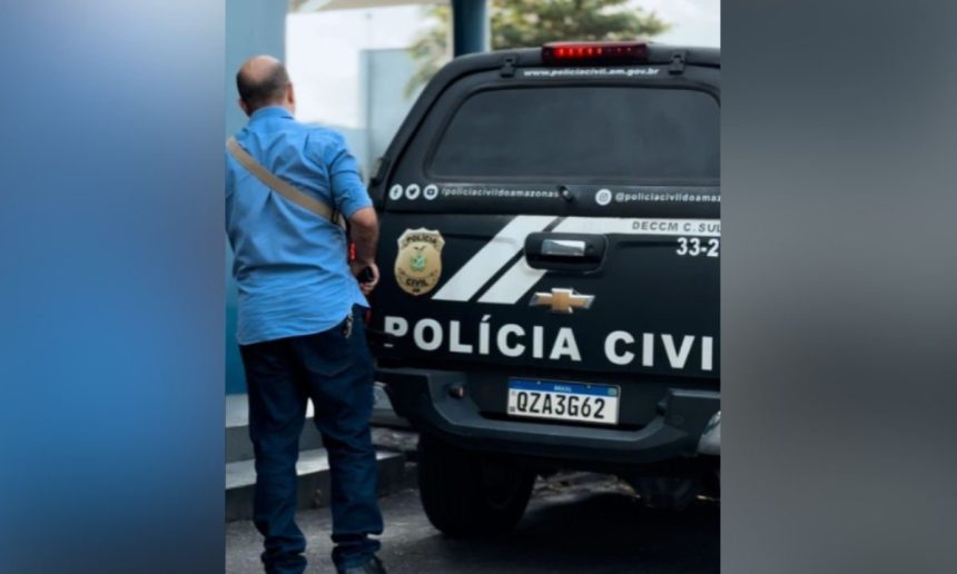Veículo da Polícia Civil no local de prisão em Manaus.
